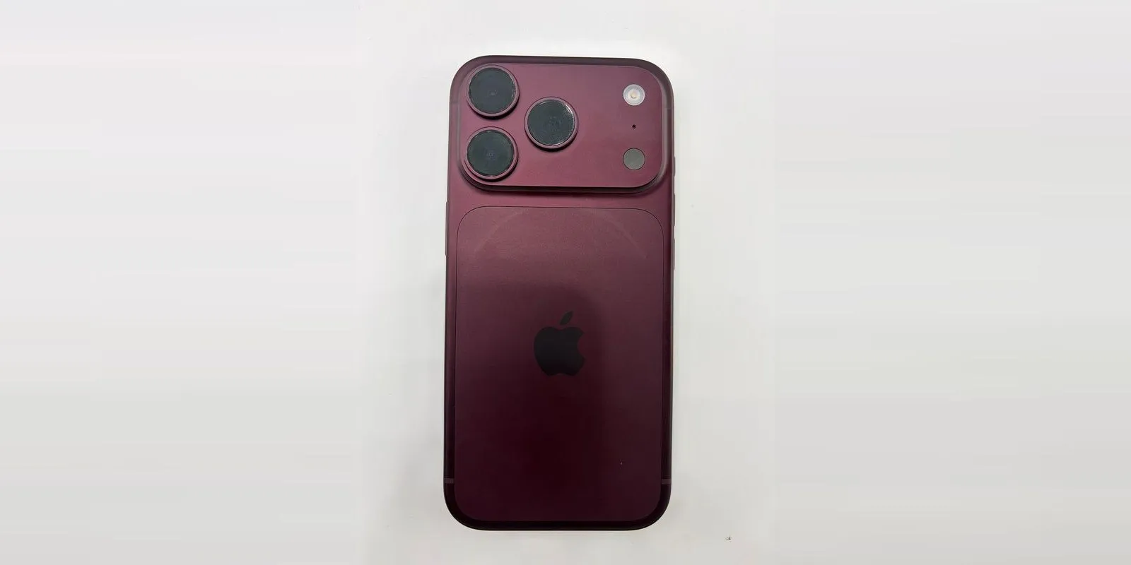 iPhone in Dunkelrot, Rückseite mit Kamera