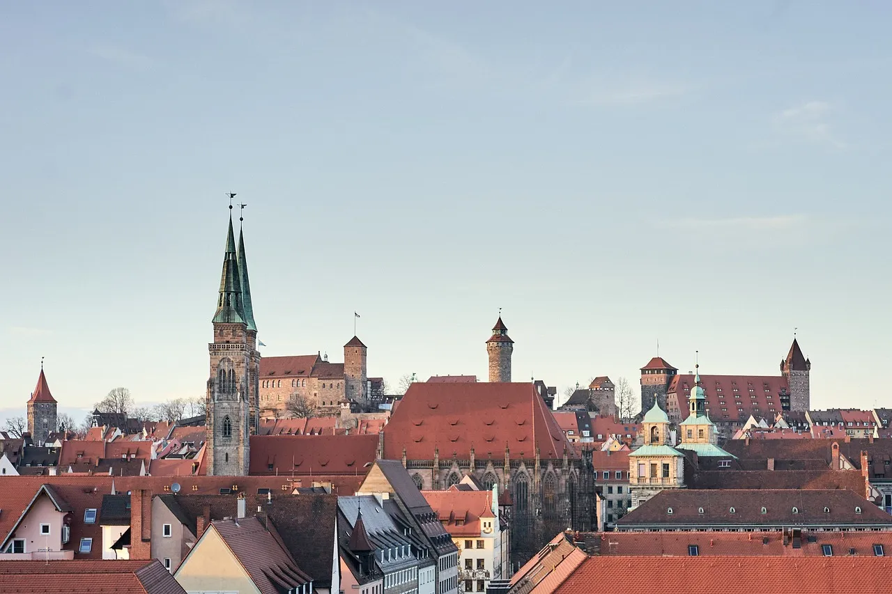 Blick über die Nürnberger Altstadt mit Kaiserburg und Sebalduskirche