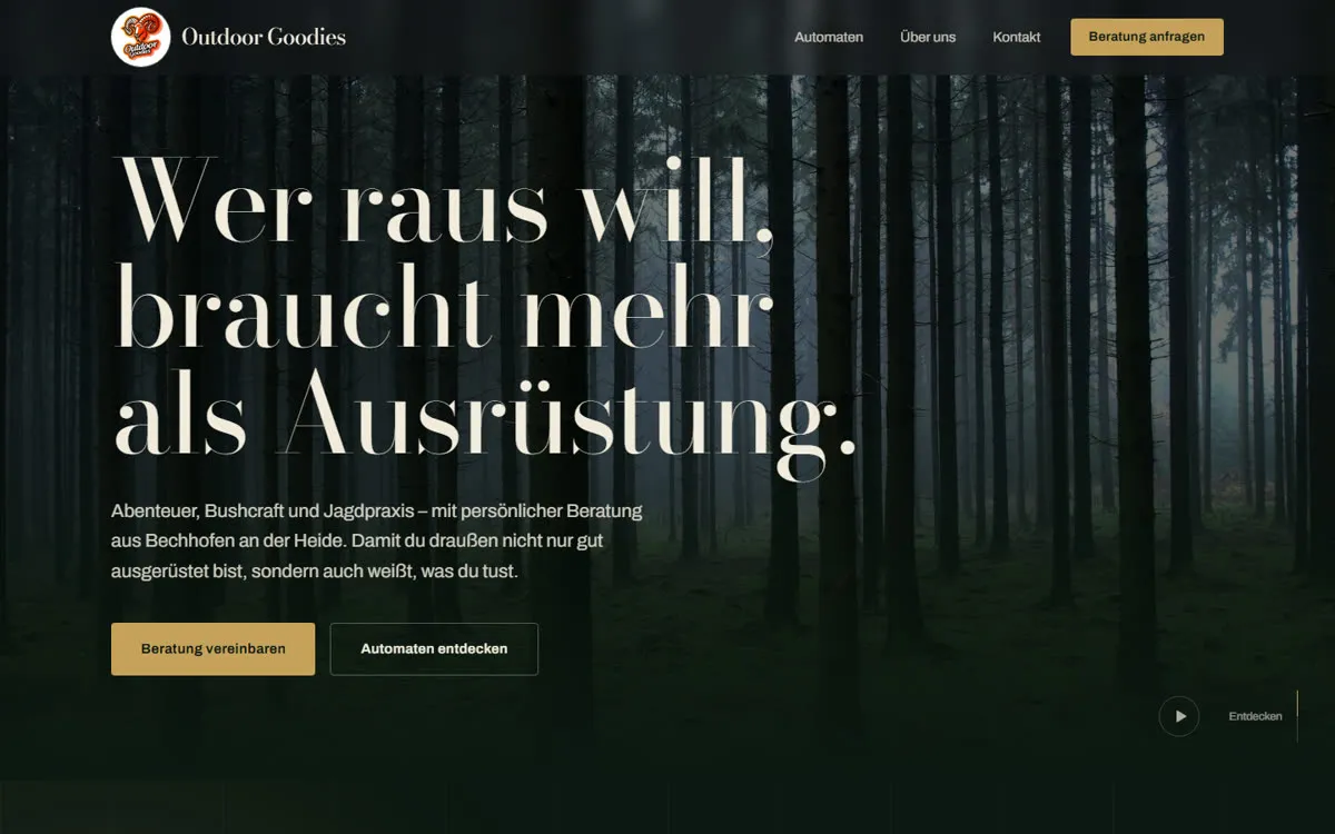 Startseite Outdoor Goodies mit nebligem Nadelwald