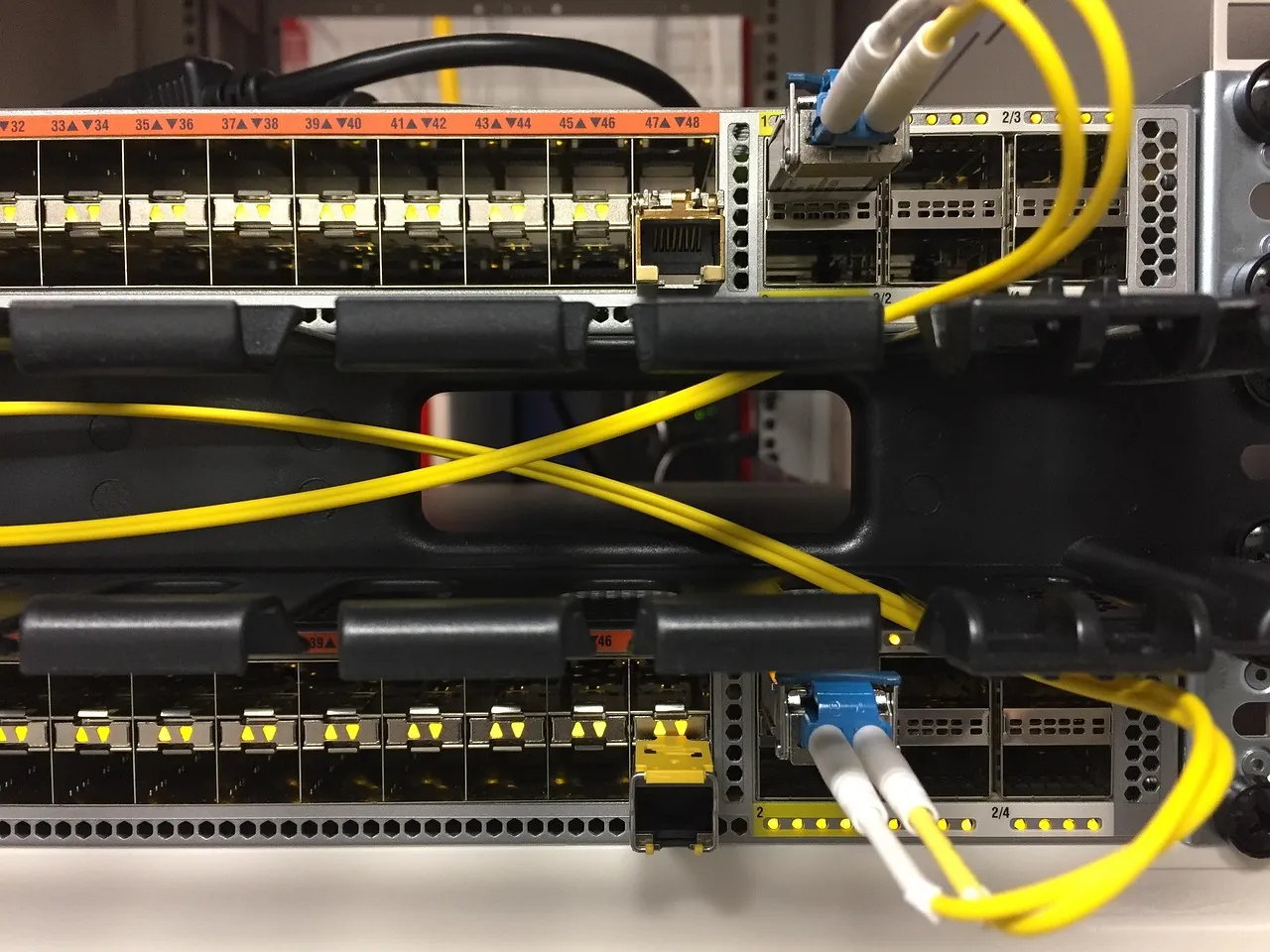 Glasfaserkabel an einem Netzwerk-Switch im Rechenzentrum