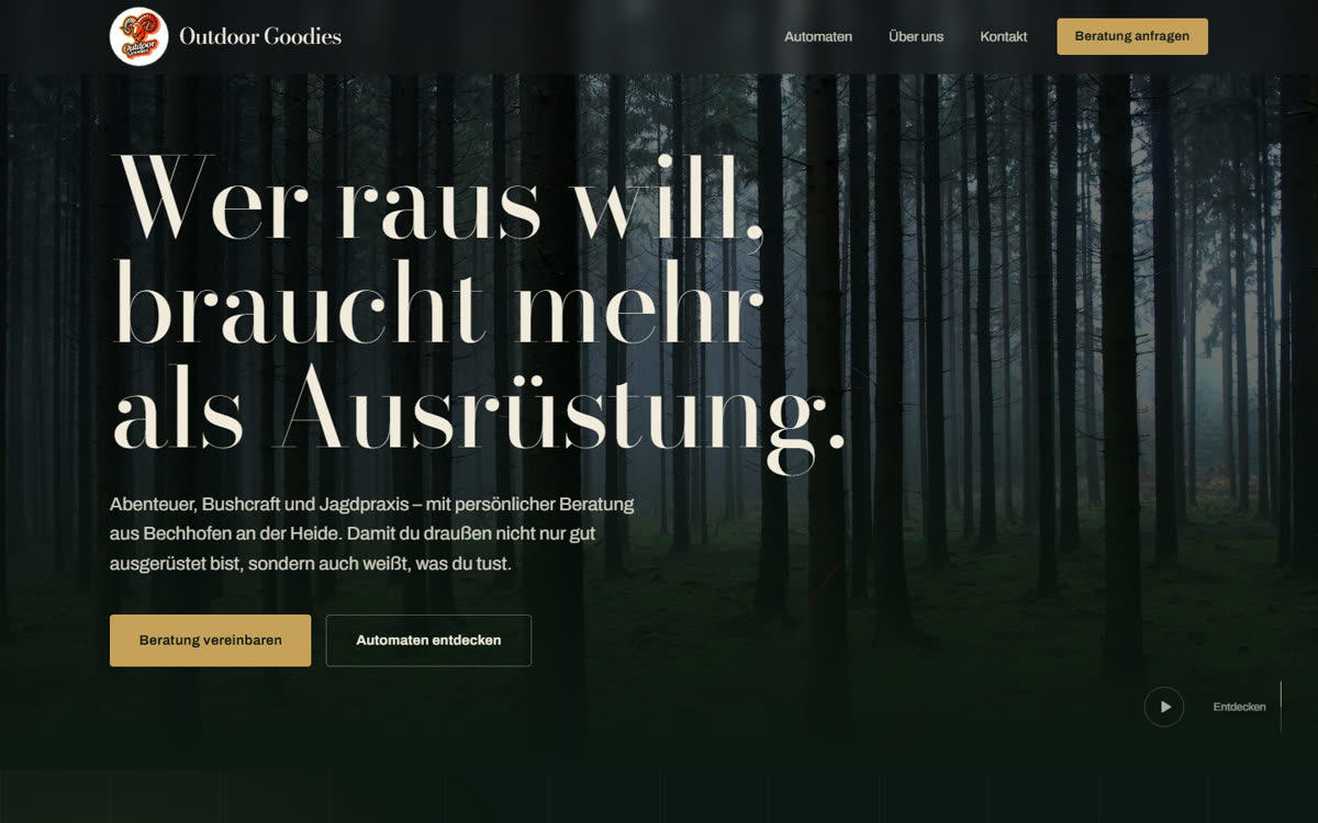 Startseite der Beispielwebseite Outdoor Goodies mit nebligem Nadelwald