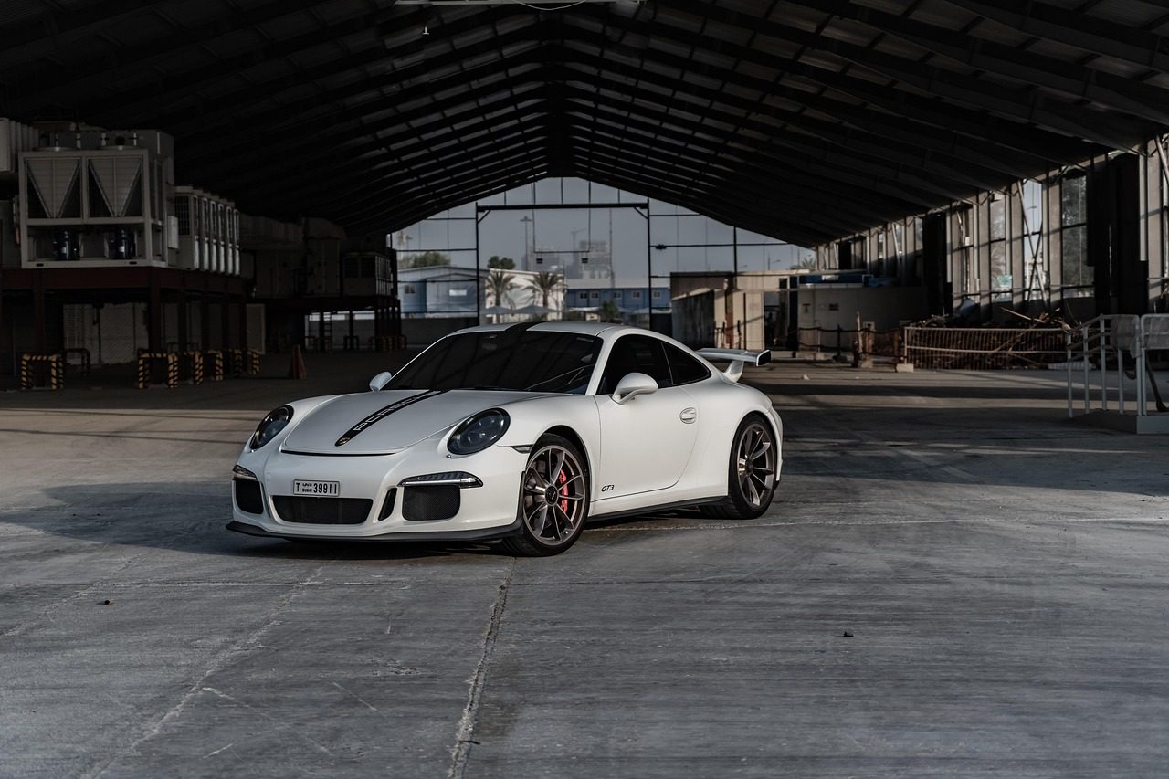Weißer Porsche 911 GT3 in einer Werkhalle