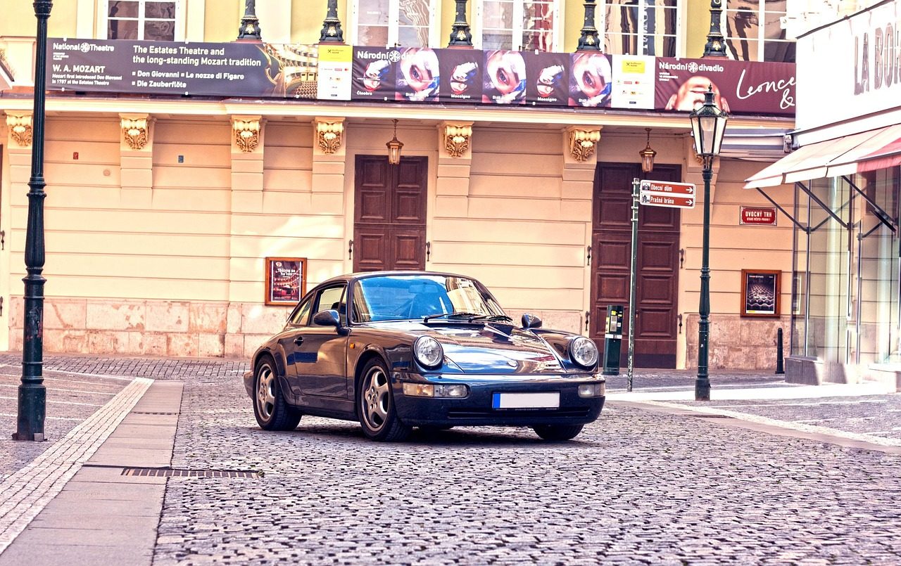 Klassischer Porsche 911 vor einem Stadthaus