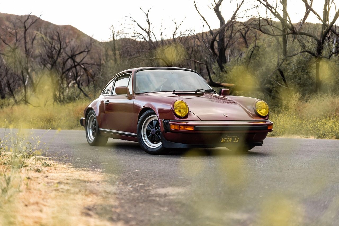 Klassischer Porsche 911 auf einer Landstraße