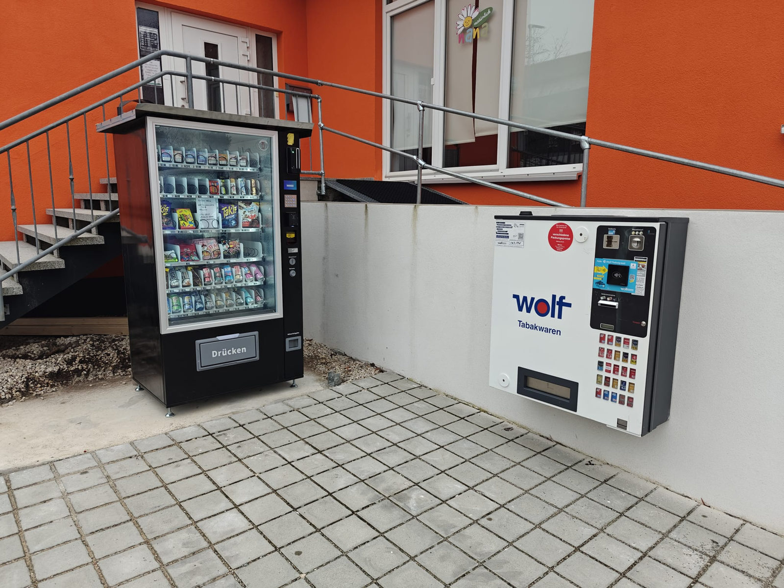 Snackautomat vor dem Automaten-Depot in der Ansbacher Straße 26 in Gunzenhausen