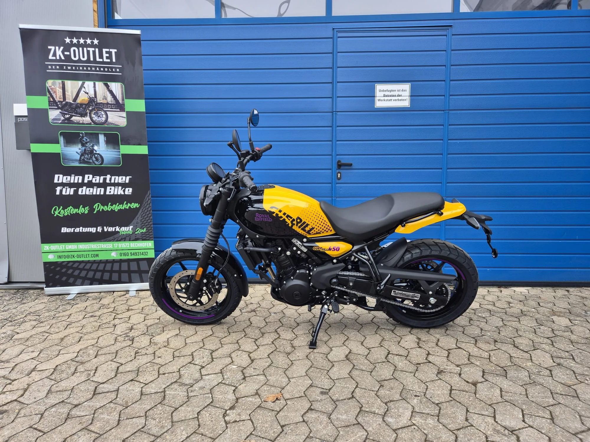 Royal Enfield Guerrilla 450 vor der Werkstatt von ZK Outlet in Bechhofen